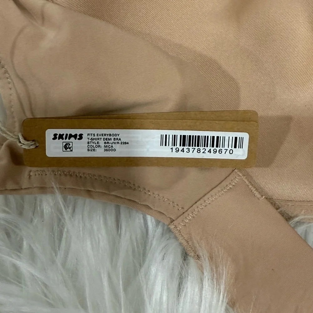 SKIMS FITS EVERYBODY
T-SHIRT DEMI BRA COLOR 
MICA SZ 36DDD - Picture 9 of 11
